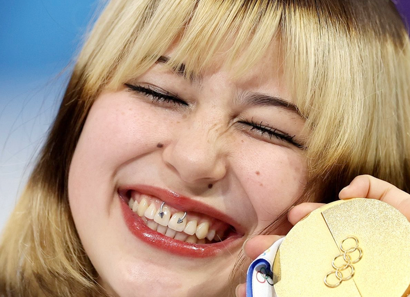 アリサ・リウの歯のピアス