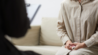 精神科医に相談する性被害女性のイメージ